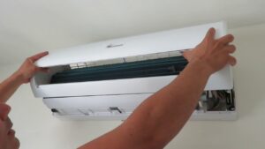 Como-desmontar-la-carcasa-de-un-split-de-aire-acondicionado-de-manera-segura-y-eficiente