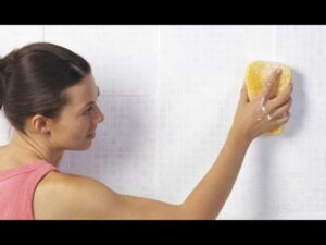 Consejos de un experto constructor para limpiar eficazmente las juntas de los azulejos del baño